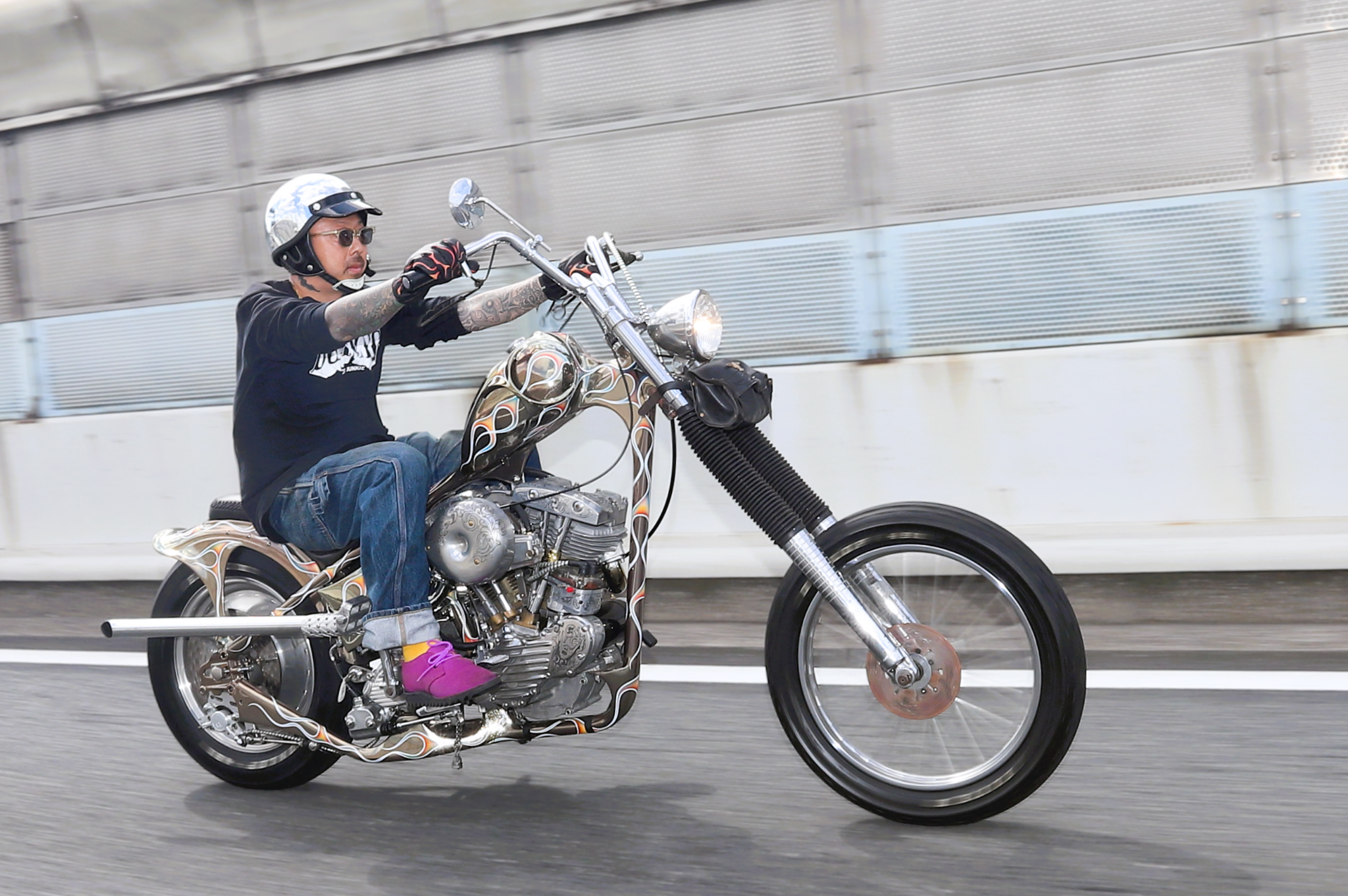 カスタムバイクで走るライダー